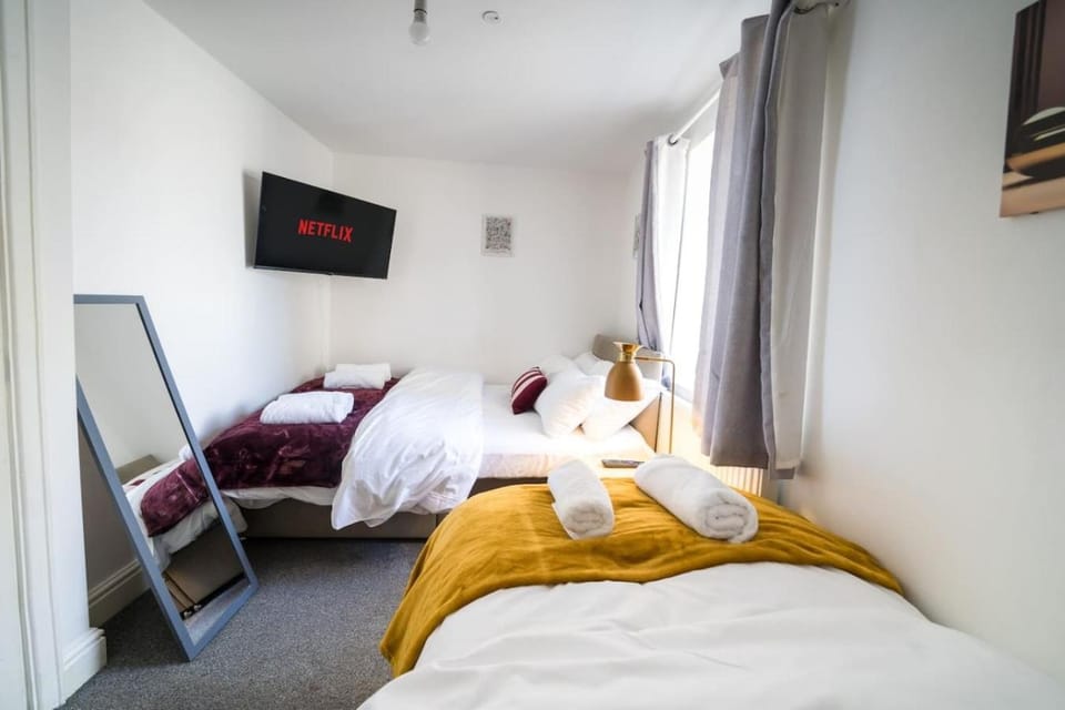 Premium 3 Bedroom in Cardiff City Sleeps 9 with Free Parking Apartment in Cardiff