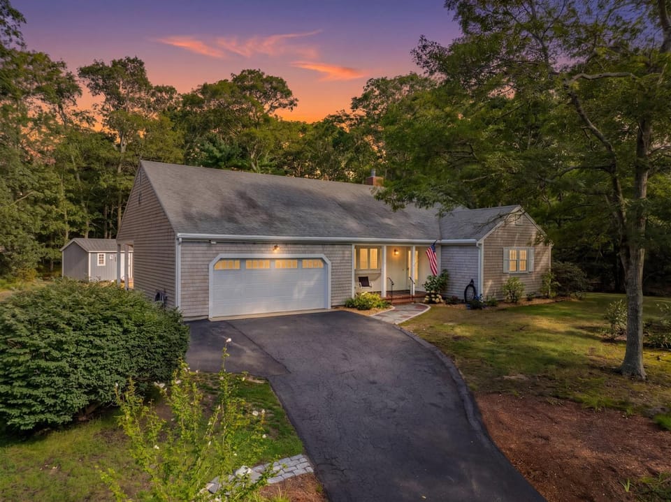 Close to Mayflower Beach with deck, yard, and A/C. House in Yarmouth Port