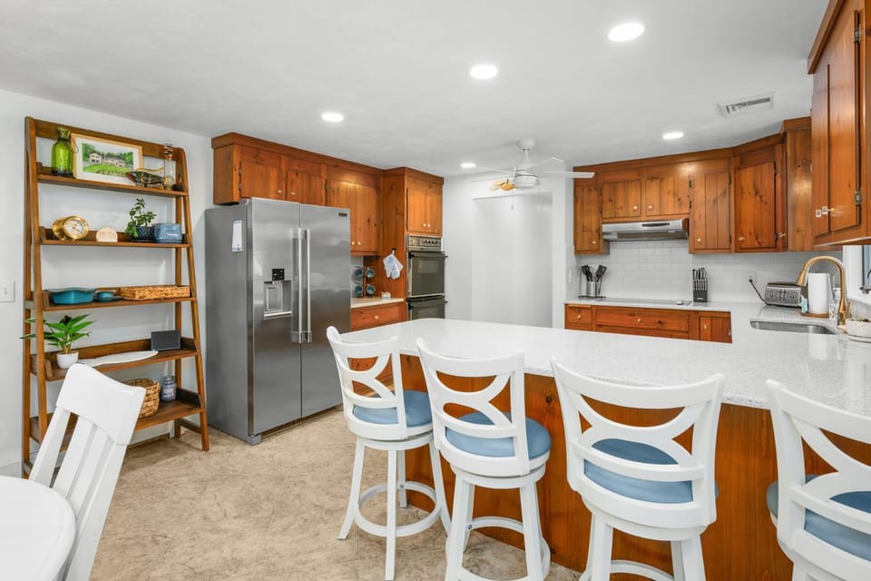 Close to Mayflower Beach with deck, yard, and A/C. House in Yarmouth Port
