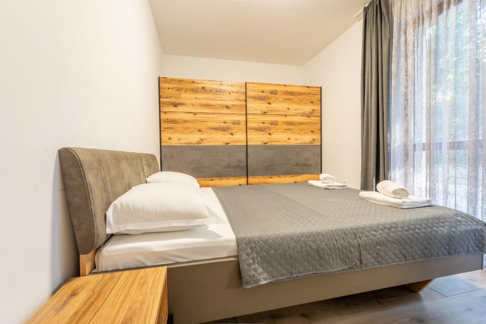 Bed, Bedroom, towels