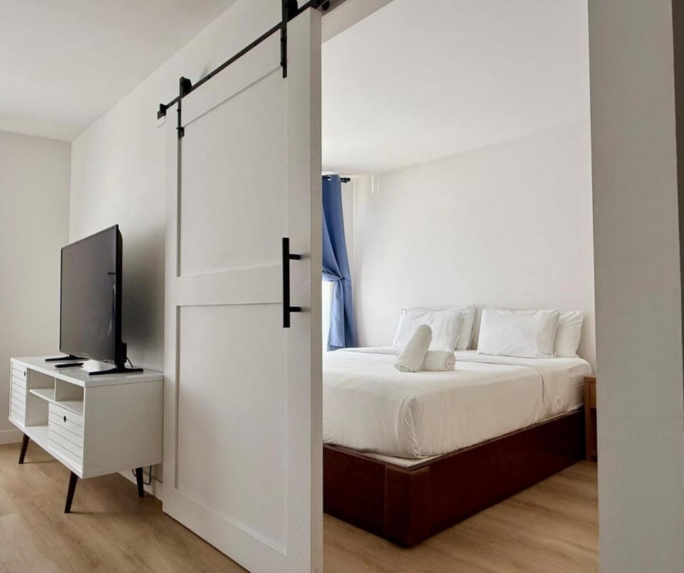 Stunning Fully Renovated Junior One -Bedroom Apartment in Flamingo Lummus