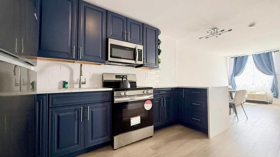 Stunning Fully Renovated Junior One -Bedroom Apartment in Flamingo Lummus