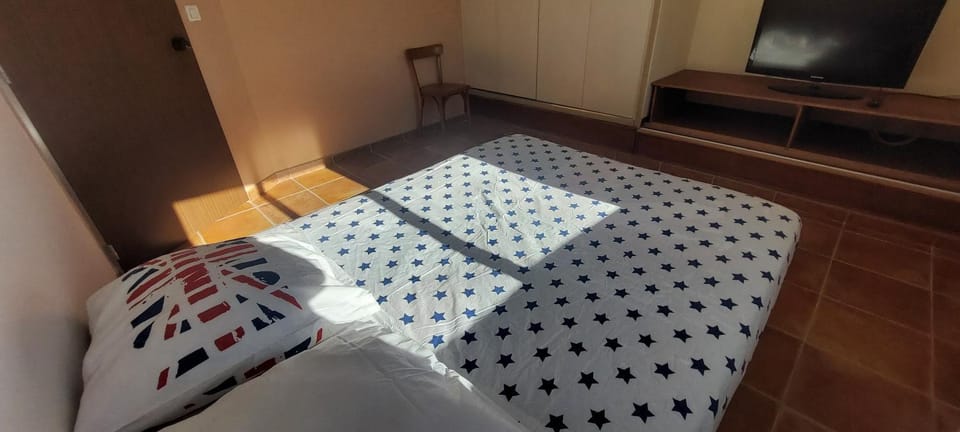 Bed, TV and multimedia, Photo of the whole room, Bedroom, storage, wardrobe, air conditioner