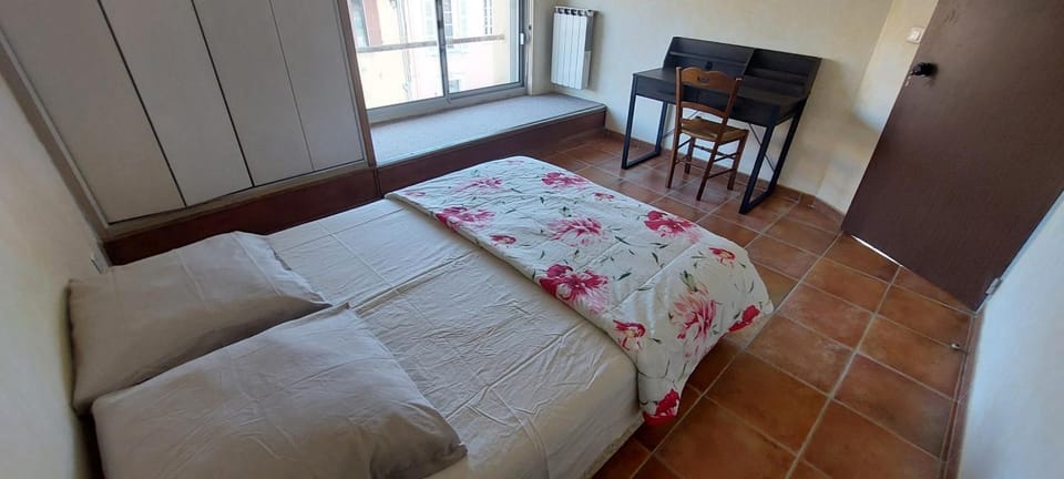 Bed, Photo of the whole room, Seating area, Bedroom, heating, storage, wardrobe