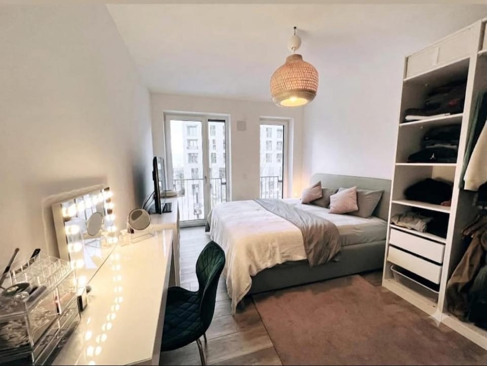 Luxurious High Rise Haven at Henninger Turm Apartment in Frankfurt