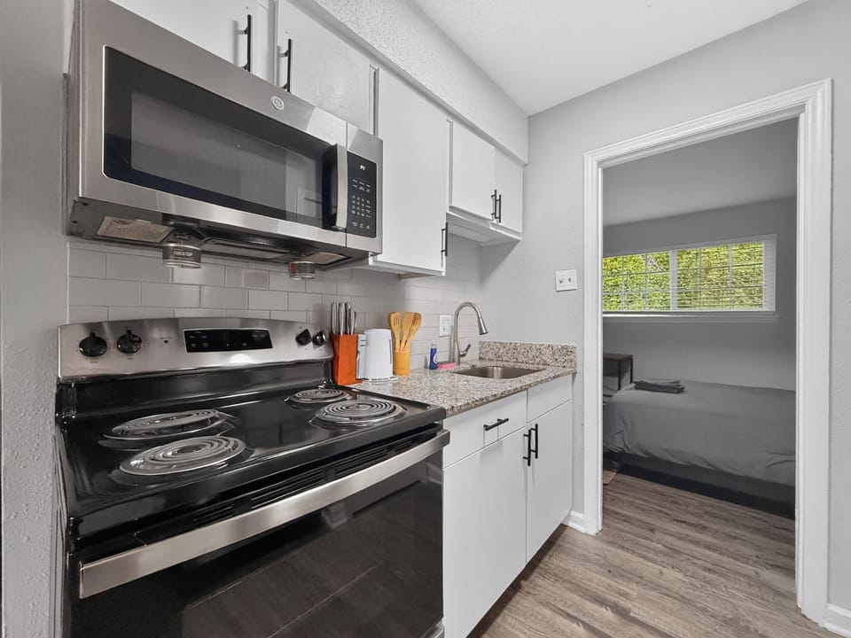 Cozy furnished apartment with a bright, modern fee Apartment in Durham
