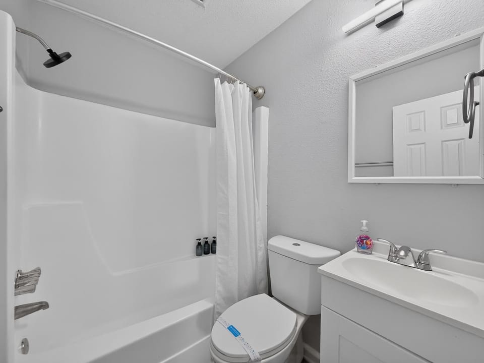 Cozy furnished apartment with a bright, modern fee Apartment in Durham