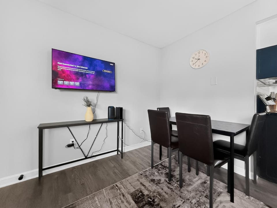 Cozy furnished apartment with a bright, modern fee Apartment in Durham