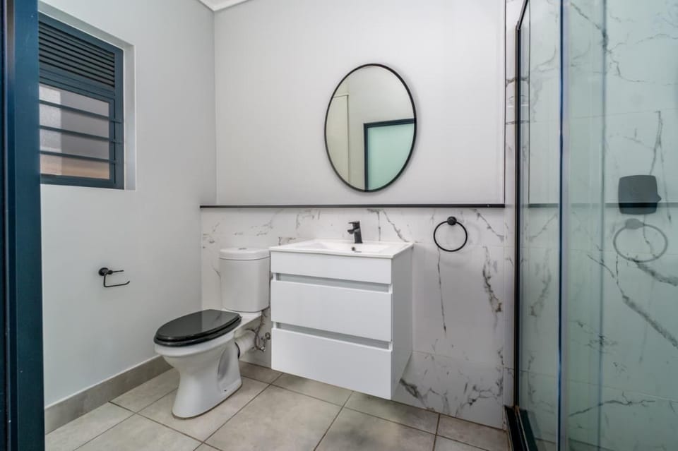 The Crystal Lagoon Estate-Luxury 3 Bedroom Retreat Apartment in Sandton