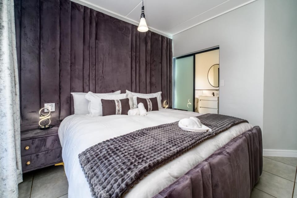 The Crystal Lagoon Estate-Luxury 3 Bedroom Retreat Apartment in Sandton