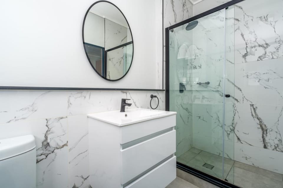 The Crystal Lagoon Estate-Luxury 3 Bedroom Retreat Apartment in Sandton