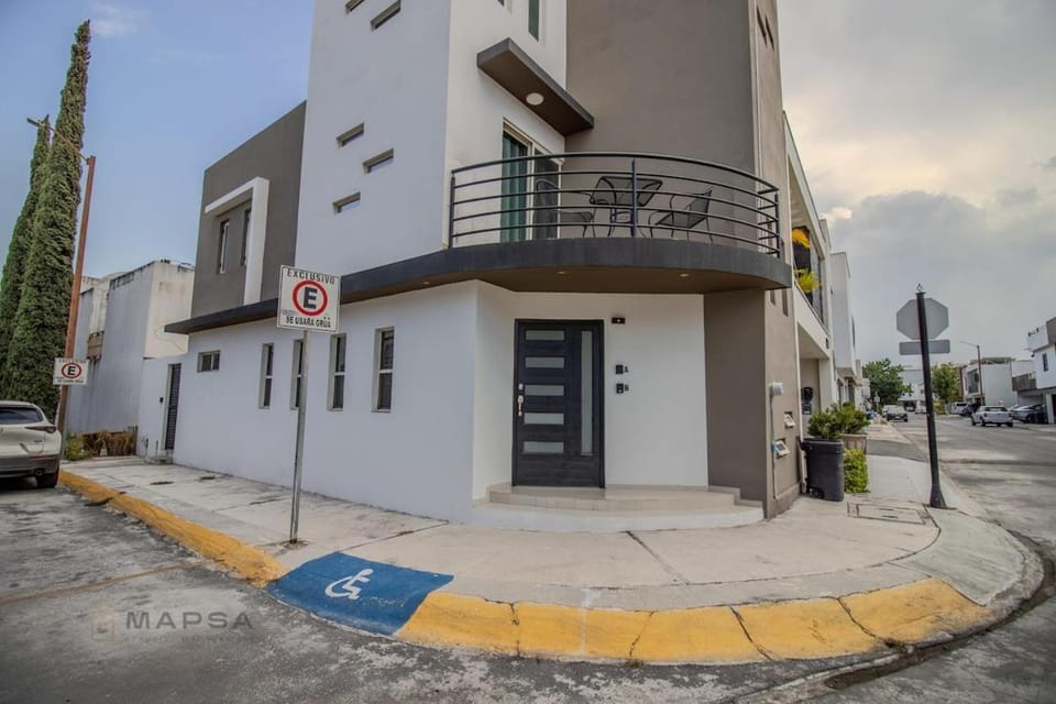 Loft King con Balcon en Apodaca - Planta Alta Apartment in Monterrey