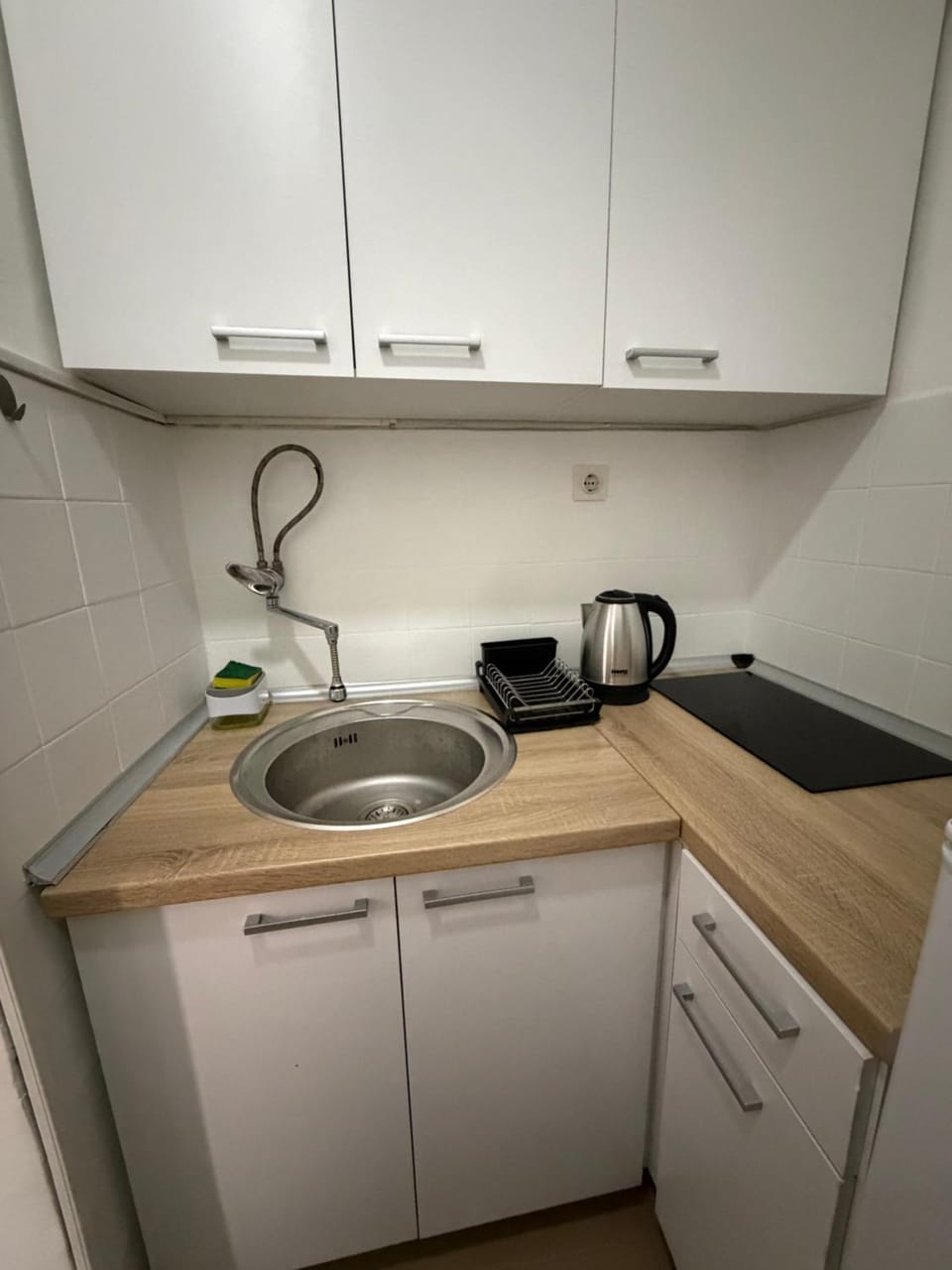 Coffee/tea facilities, Kitchen or kitchenette, stove