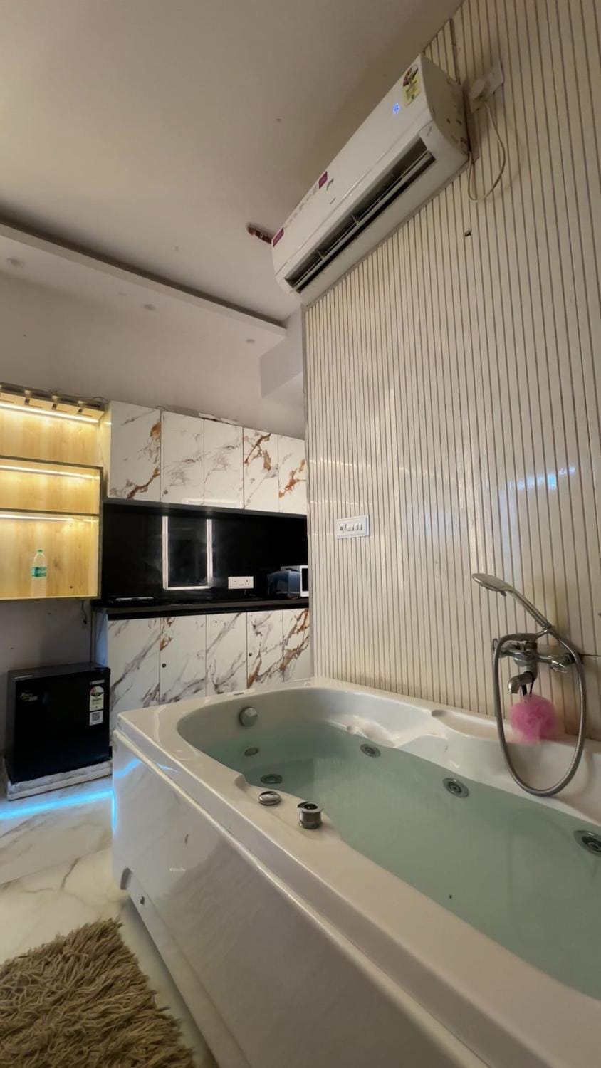 Bellaciaostudios- Live the luxury you deserve With jacuzzi Apartment in Noida
