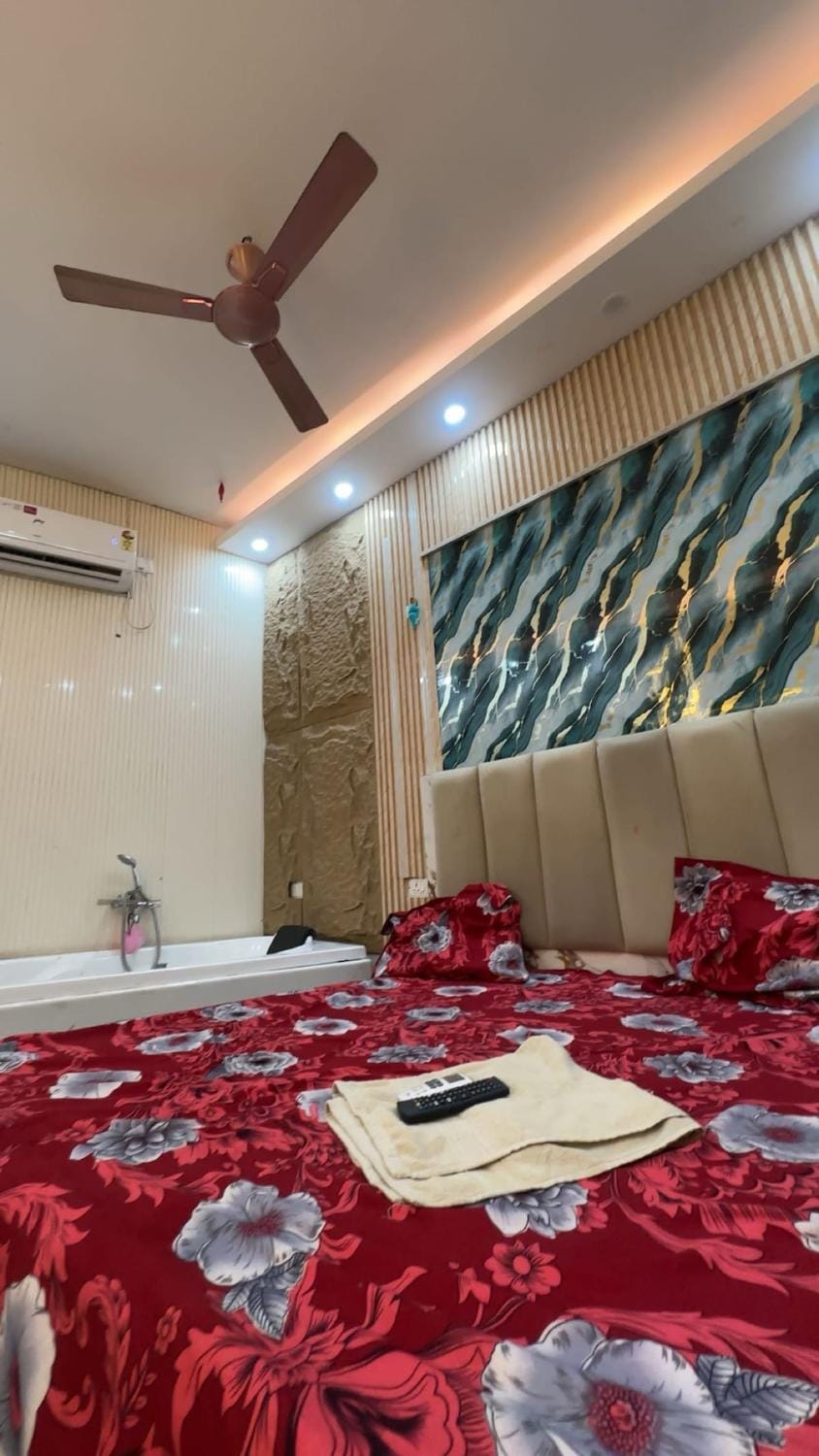 Bellaciaostudios- Live the luxury you deserve With jacuzzi Apartment in Noida