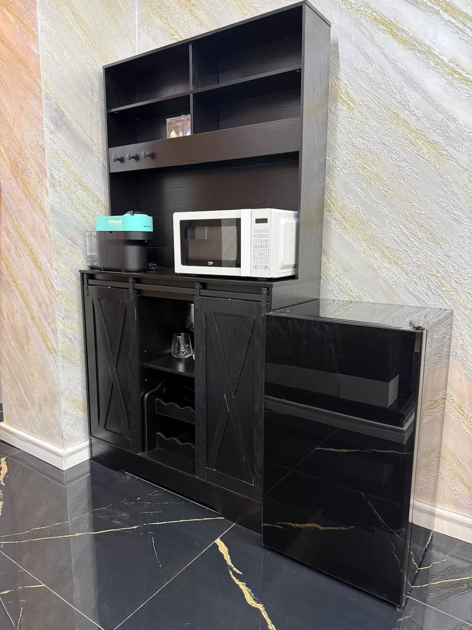 Kitchen or kitchenette, minibar