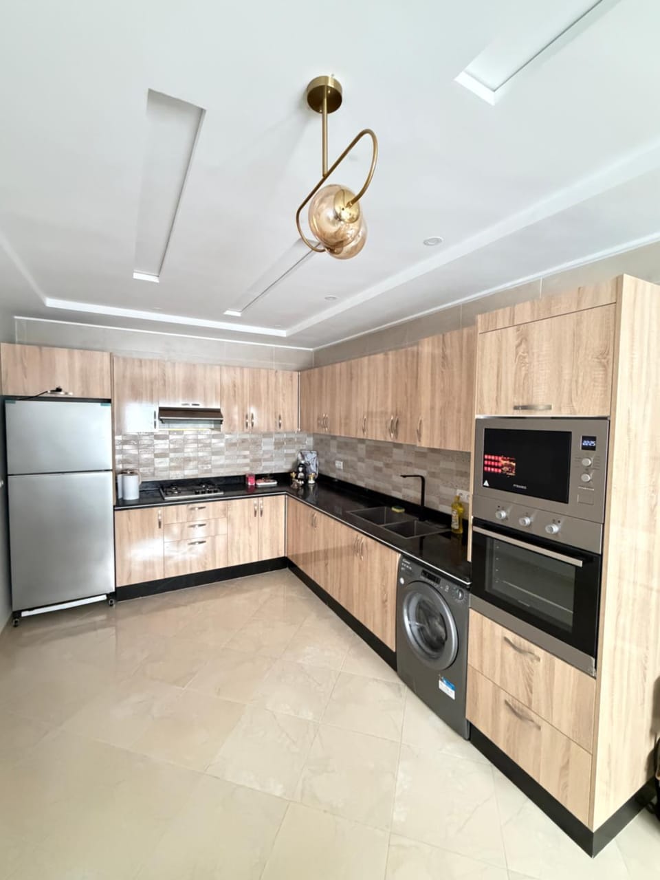 Kitchen or kitchenette, minibar, oven, stove, washing machine