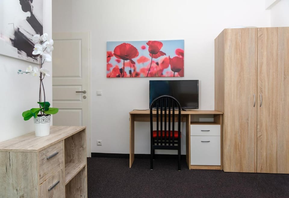 TV and multimedia, Drinks, wardrobe