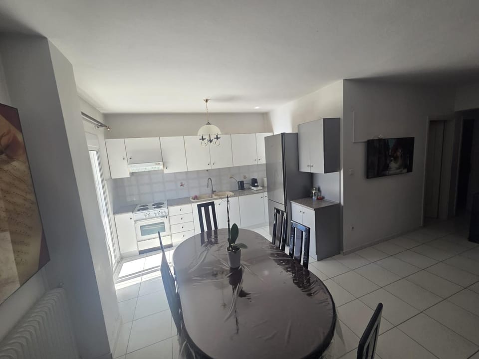 Kitchen or kitchenette, Dining area, stove
