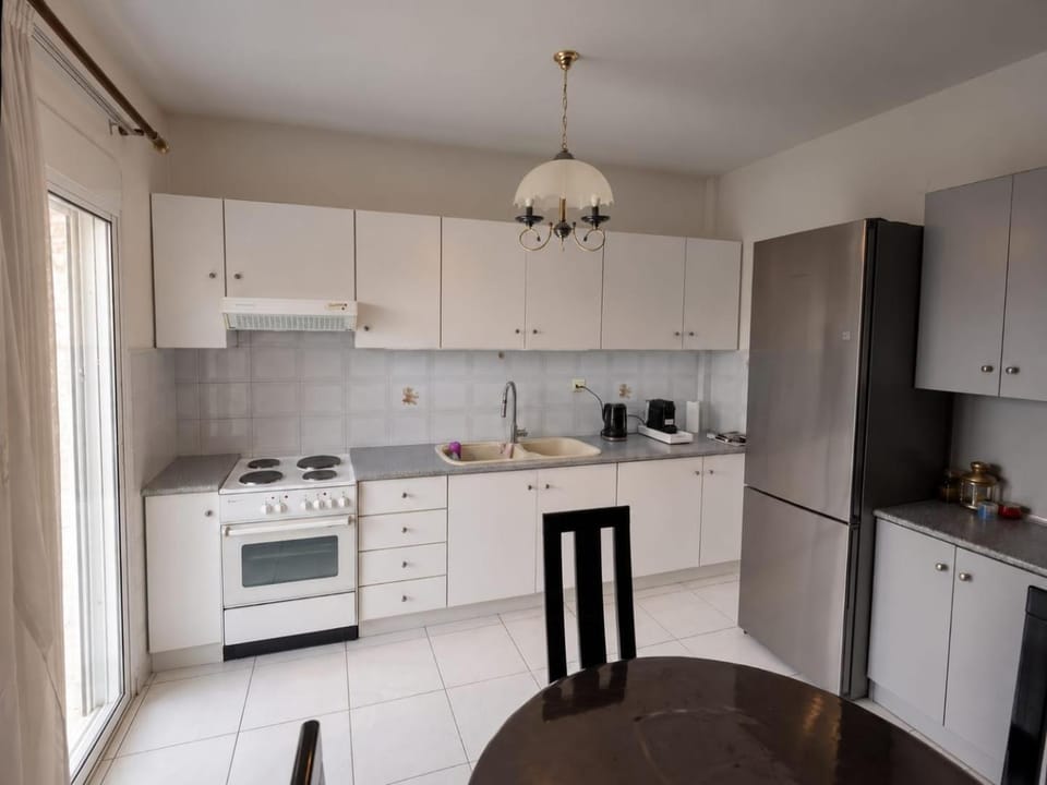 Coffee/tea facilities, Kitchen or kitchenette, Dining area, oven