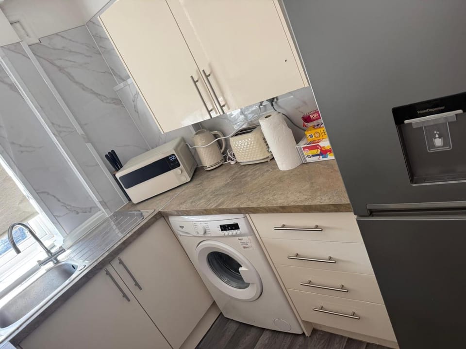 Coffee/tea facilities, Kitchen or kitchenette, oven, stove, toaster, washing machine, kitchen