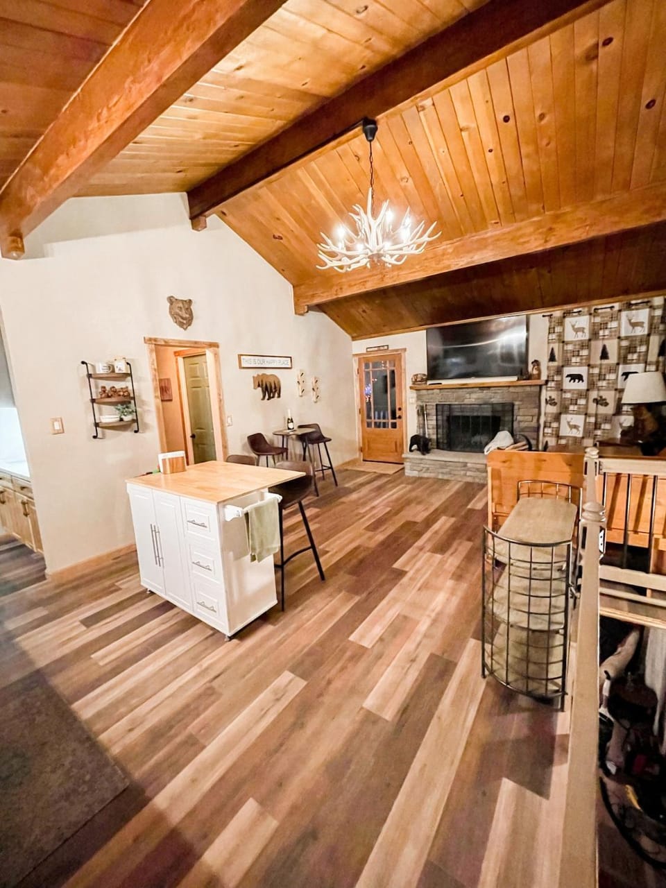 Dining area, fireplace