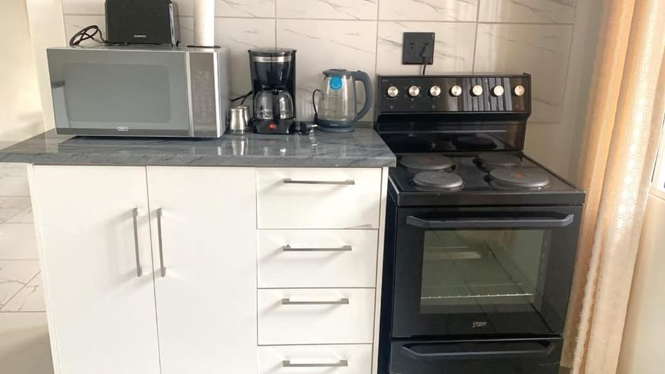 Coffee/tea facilities, microwave, oven