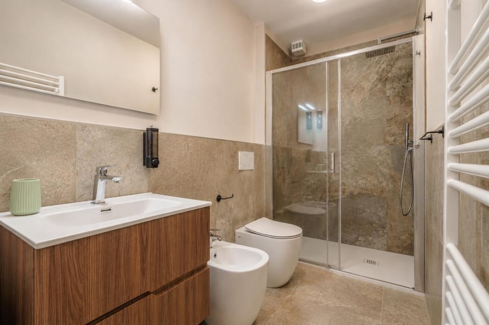Shower, Toilet, Bathroom, bidet, towels
