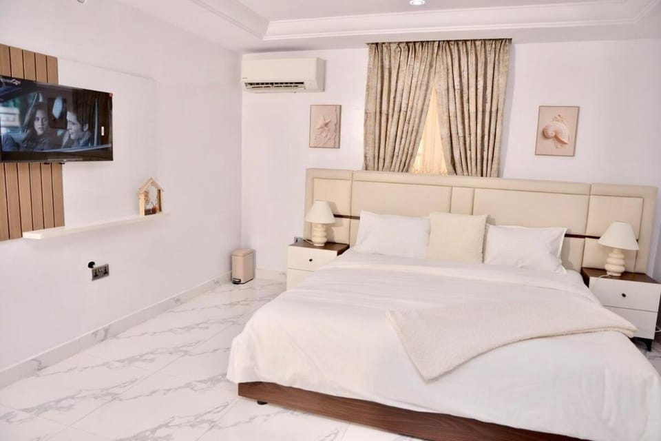 Bed, TV and multimedia, Photo of the whole room, Bedroom