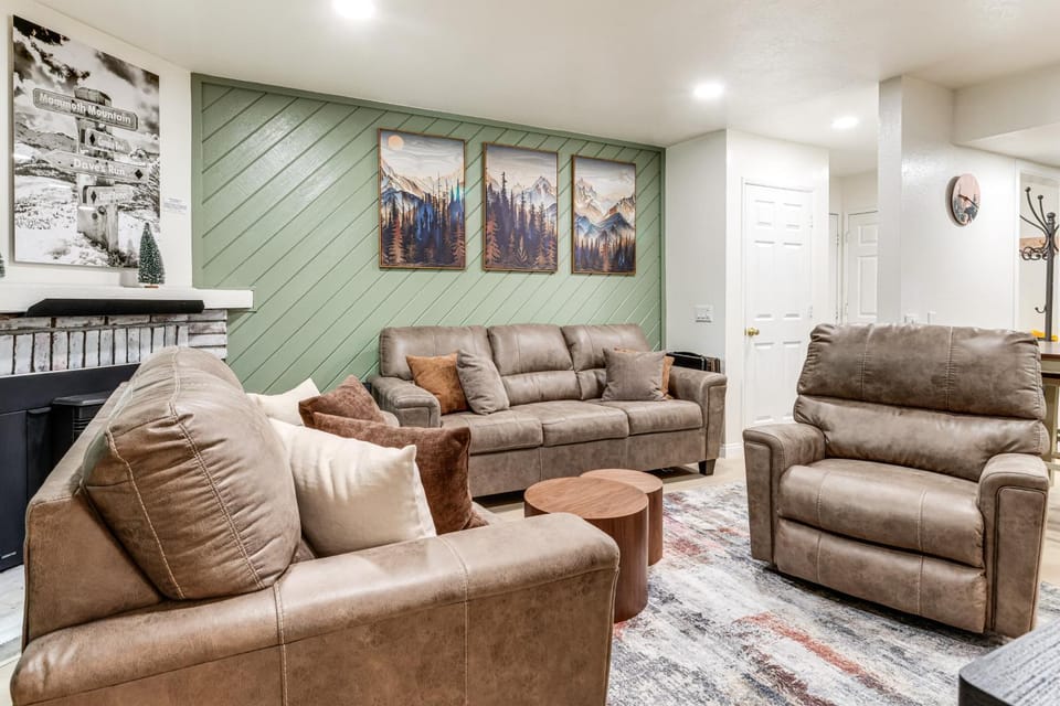 Walkable Condo Near Ski Shuttle & Mammoth Creek! House in Mammoth Lakes