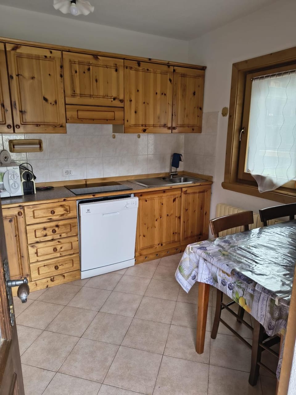 Kitchen or kitchenette, dishwasher