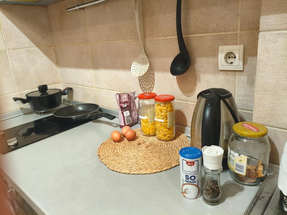 Coffee/tea facilities, Kitchen or kitchenette, Food and drinks, Food, stove
