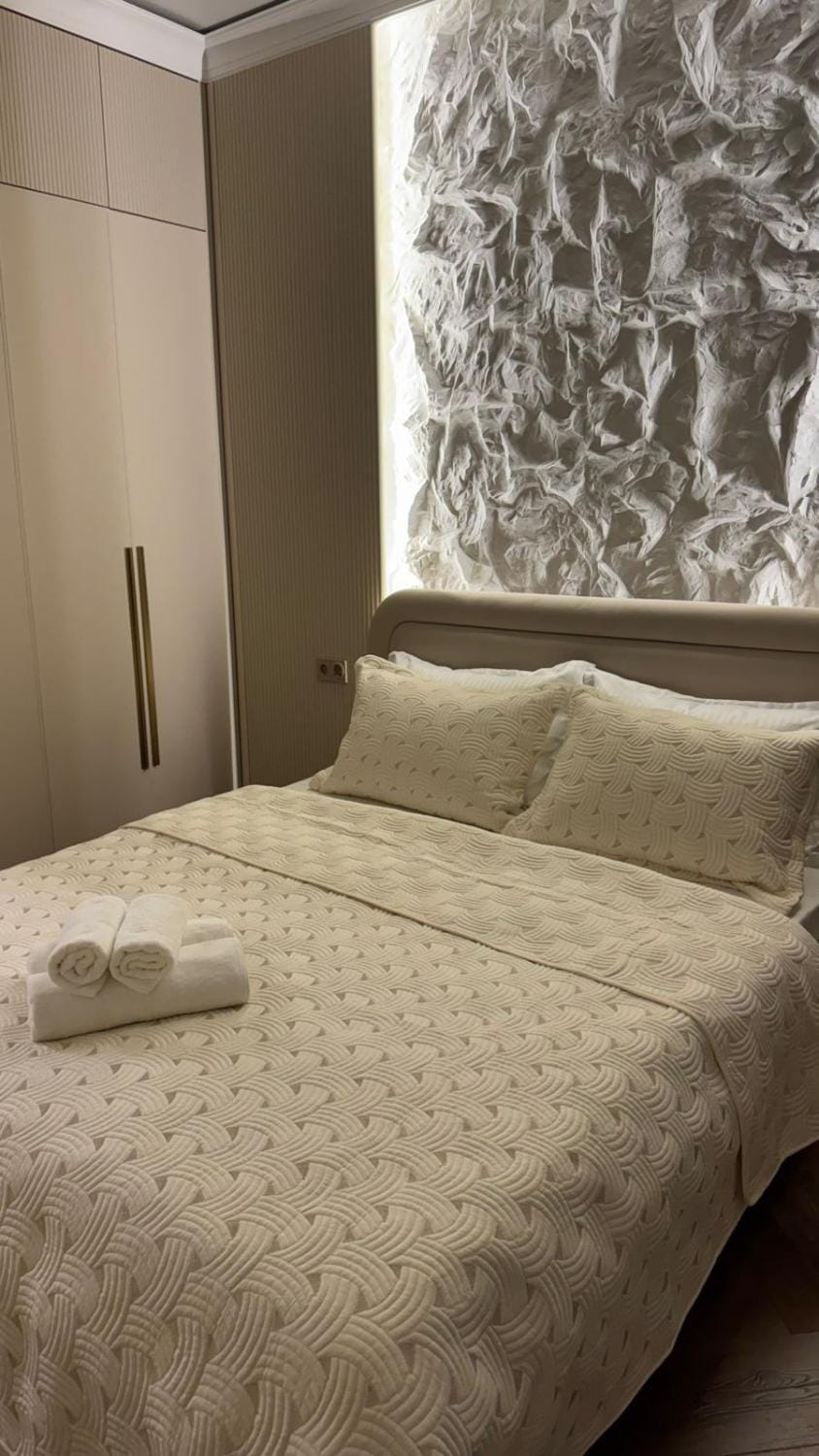 Bed, Photo of the whole room, Bedroom, towels