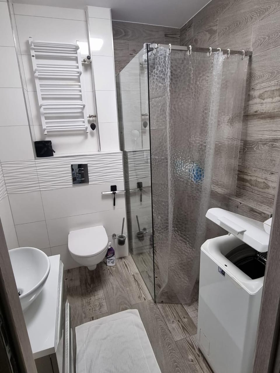 Shower, Toilet, Bathroom, towels