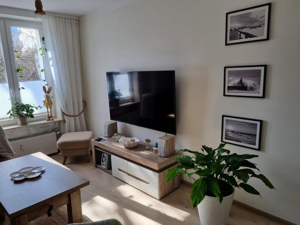 Communal lounge/ TV room, TV and multimedia, Living room, Seating area, Dining area, Evening entertainment