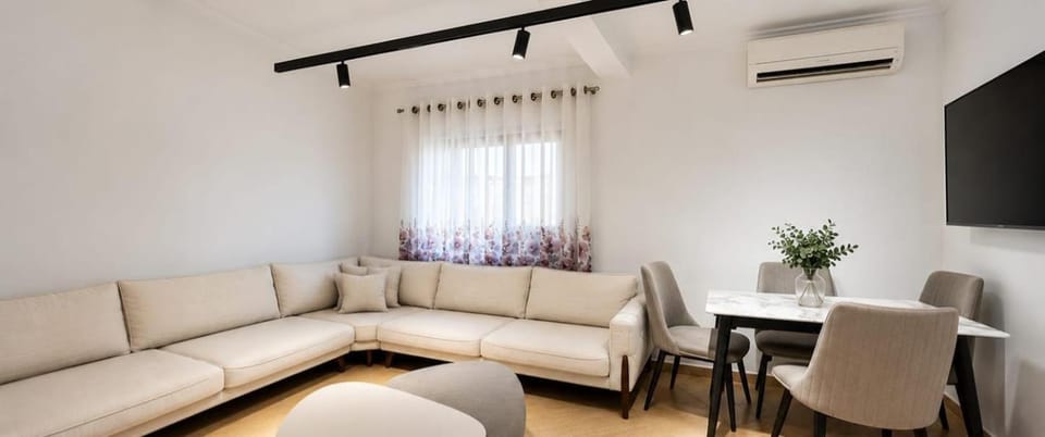 TV and multimedia, Living room, Seating area, air conditioner