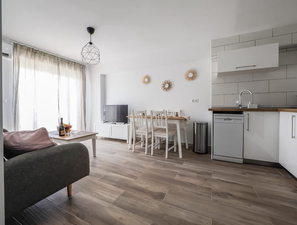 TV and multimedia, Kitchen or kitchenette, Living room, Seating area, Dining area