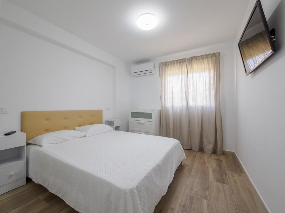 Bed, TV and multimedia, Photo of the whole room, Evening entertainment, Bedroom, air conditioner