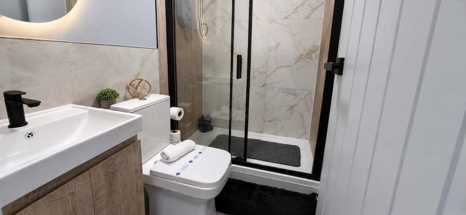 Shower, Toilet, towels