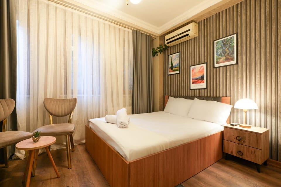 Bed, Living room, Photo of the whole room, Seating area, Bedroom, air conditioner