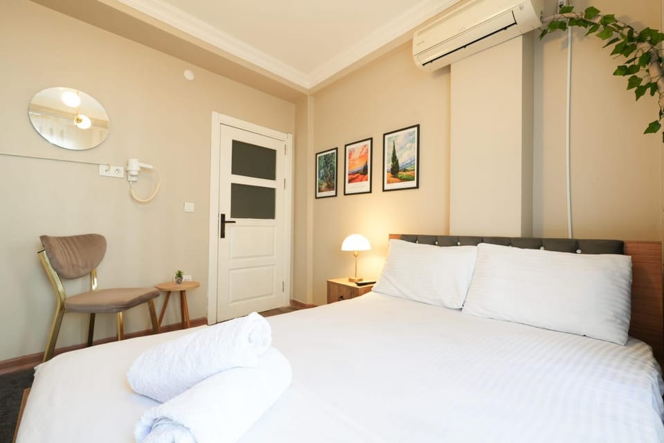 Bed, Living room, Photo of the whole room, Seating area, Bedroom, air conditioner