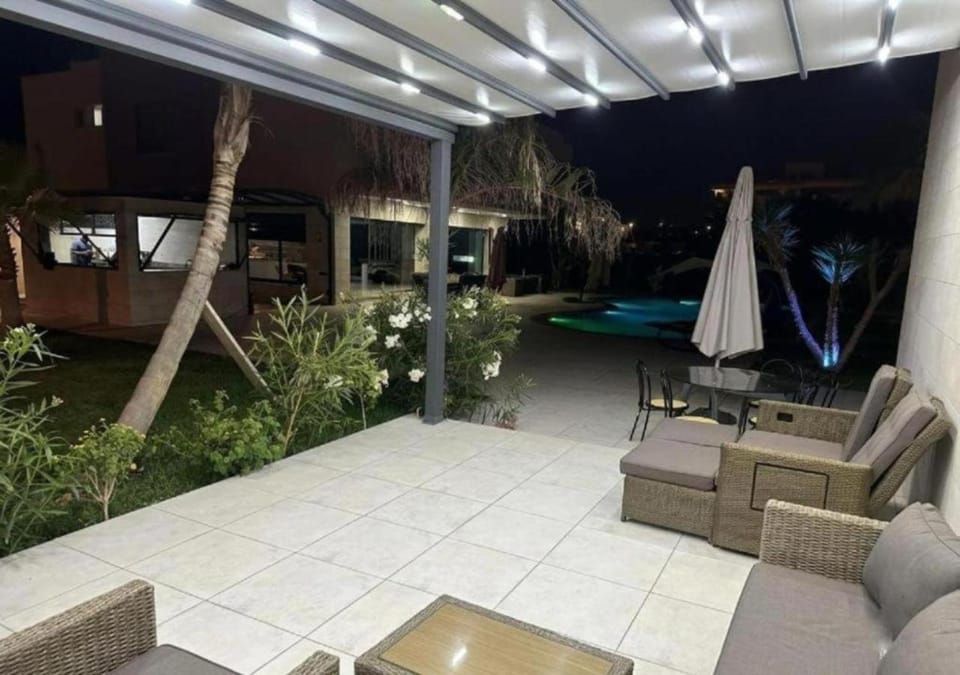 Property building, Patio, Patio, Balcony/Terrace, Balcony/Terrace