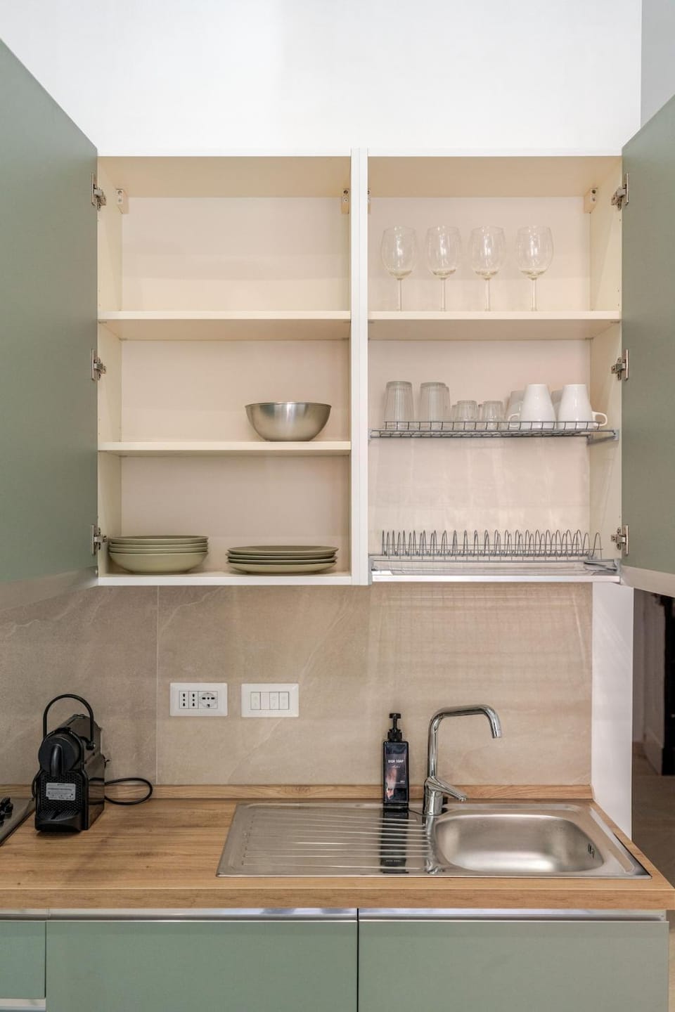 Coffee/tea facilities, Kitchen or kitchenette, stove