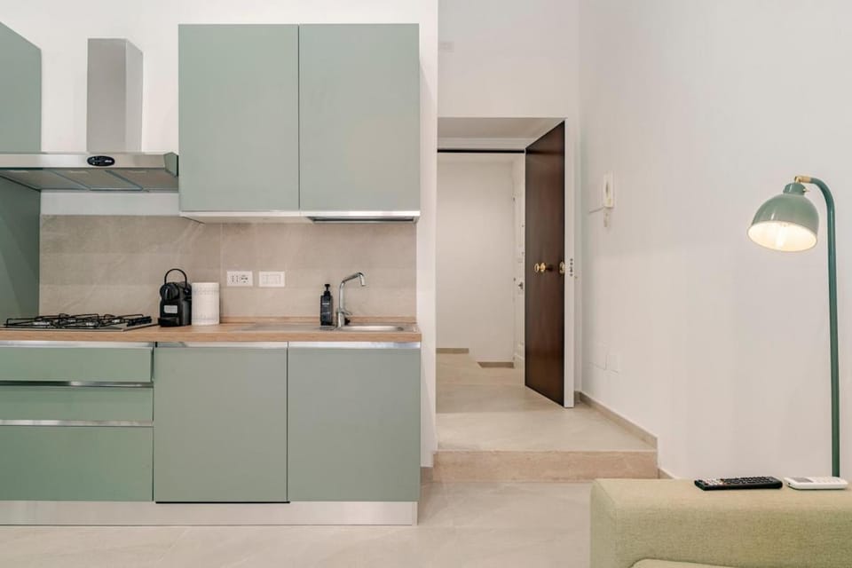 Coffee/tea facilities, Kitchen or kitchenette, stove
