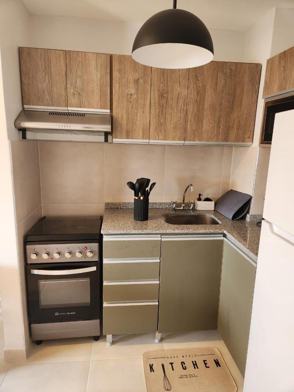 Kitchen or kitchenette, minibar
