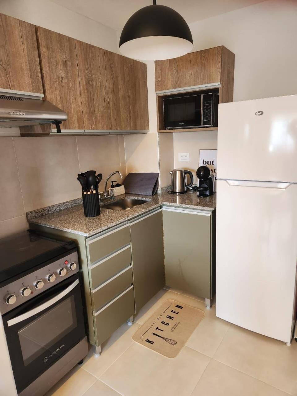 Coffee/tea facilities, Kitchen or kitchenette, microwave, minibar, oven, toaster