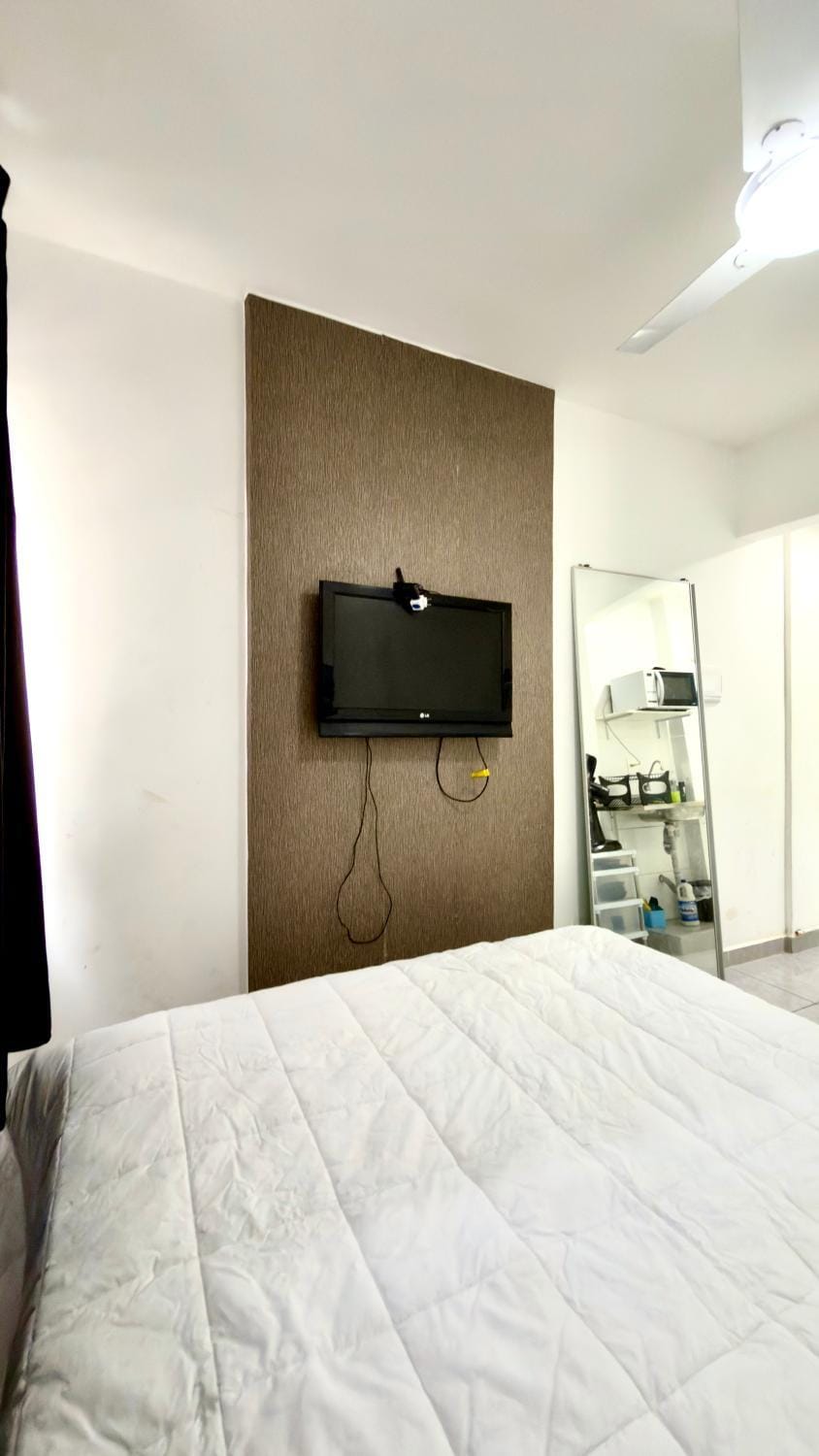 Bed, TV and multimedia, Bedroom