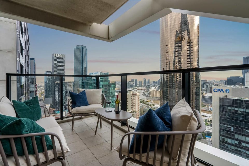 36th Floor Luxury 3BR City Views Pool & 2 Cars Apartment in Southbank