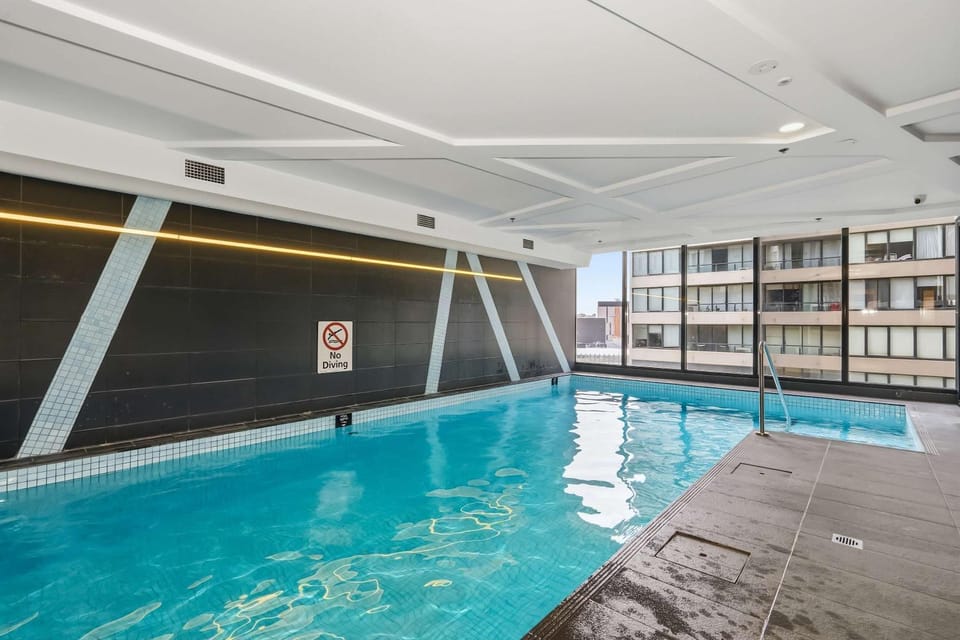 36th Floor Luxury 3BR City Views Pool & 2 Cars Apartment in Southbank