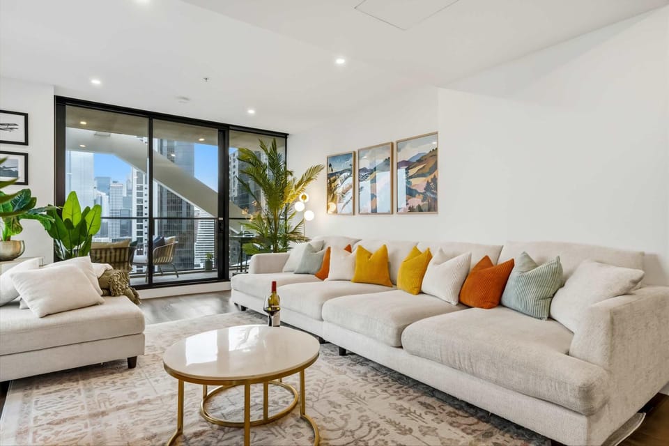 36th Floor Luxury 3BR City Views Pool & 2 Cars Apartment in Southbank